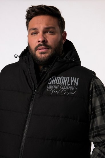 Men+ 442 Vesta prošívaná s kapucí a potiskem Černá - Bundy - Bundy Nadměrné Velikosti - 2XL-8XL
