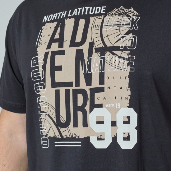 North Latitude Adventure 98 Graphic Tee Černá - Trička - Trička nadměrné velikosti - 2XL-14XL