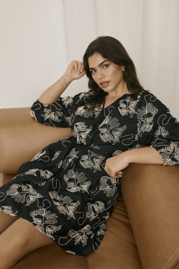 Kaffe Curve Kimmie Dress Black Chalk Embroidery - Midi šaty - 