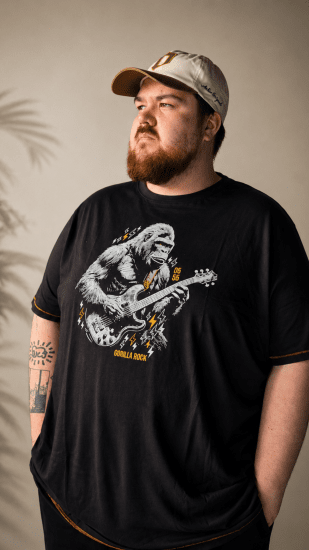 D555 Macfarlan Gorilla Playing Guitar Printed T-shirt Black - Všechno oblečení - Pánské nadměrné velikosti